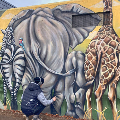 stine-hvid-vægmaleri-mural-street-art-safari-bagside